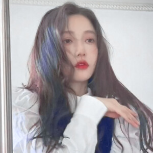 
     “别总是躲藏在角落，与爱情擦肩而过”
