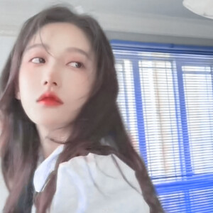 
     “别总是躲藏在角落，与爱情擦肩而过”
