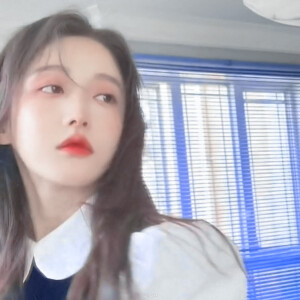 
     “别总是躲藏在角落，与爱情擦肩而过”
