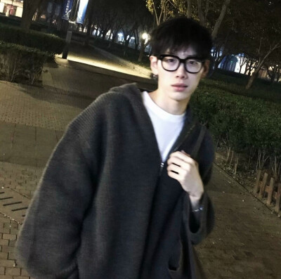 有时候你捧着自己的真心给对方以为是在献宝 但人家只是“不要白不要” ​​​