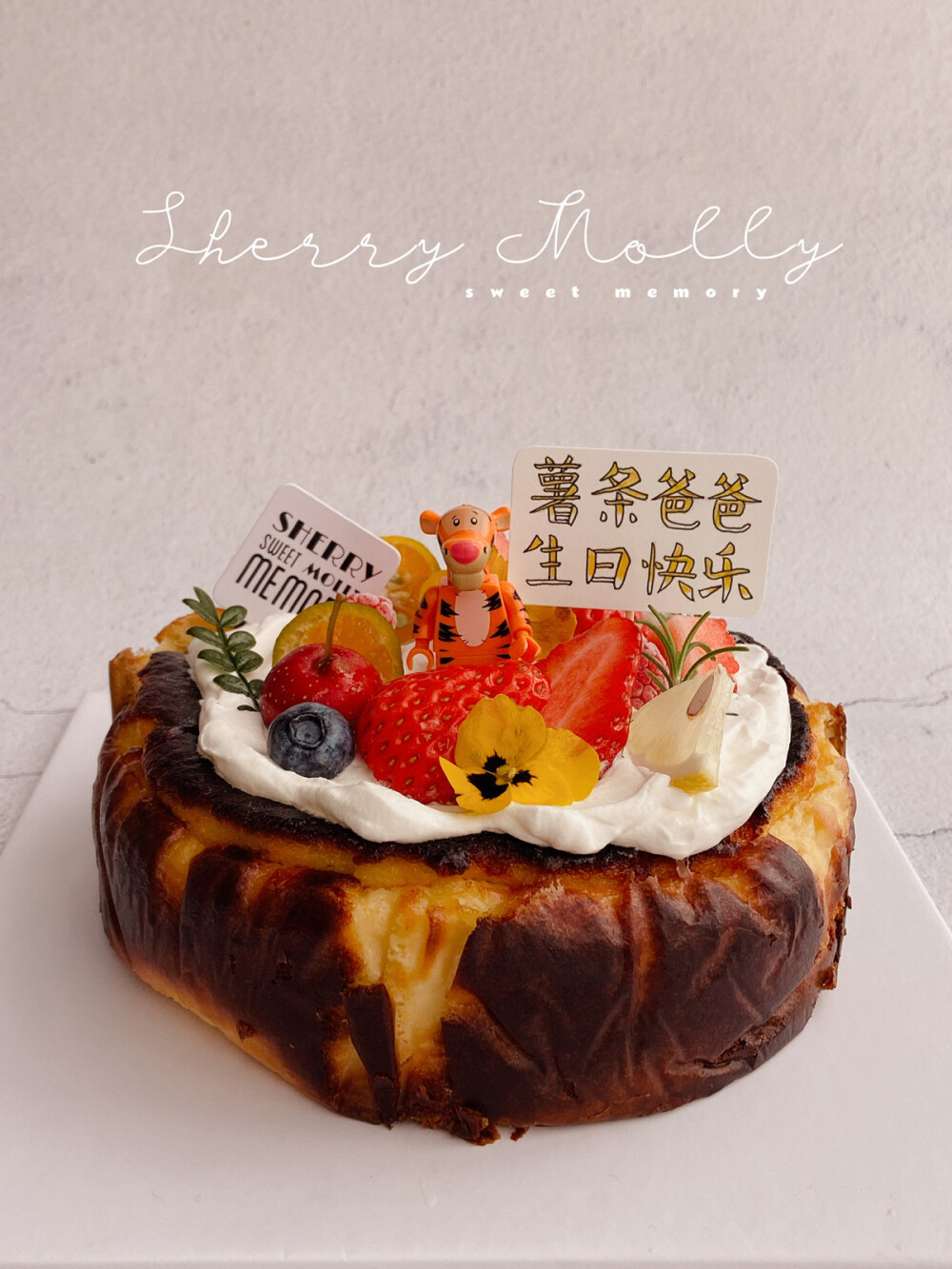 #SHERRYMOLLY家の下午茶# —『巴斯克芝士cake』
又一年薯條爸爸的生日～今年還是本命年 老虎公仔一塊兒來慶祝?祝這位壽星虎虎生風 如虎添億