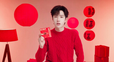 YIBO-OFFICIAL：
#王一博每日黑巧全球代言#
新年新气象好运好巧惊喜来袭，@UNIQ-王一博 携@每日黑巧 为你送上第一份新年祝福~轻松get每日黑巧四大系列美味！
每日黑巧好运好巧，好运成双，好巧每日！
祝大家新年快乐…