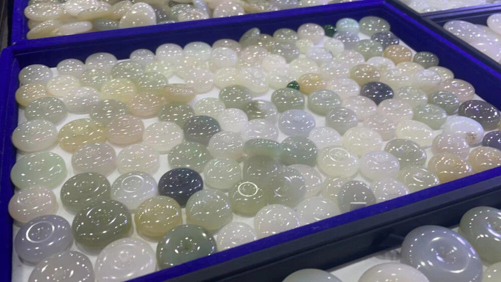 和田玉平安扣
藕粉，白玉，晴水，湖水绿，烟紫
小巧玲珑