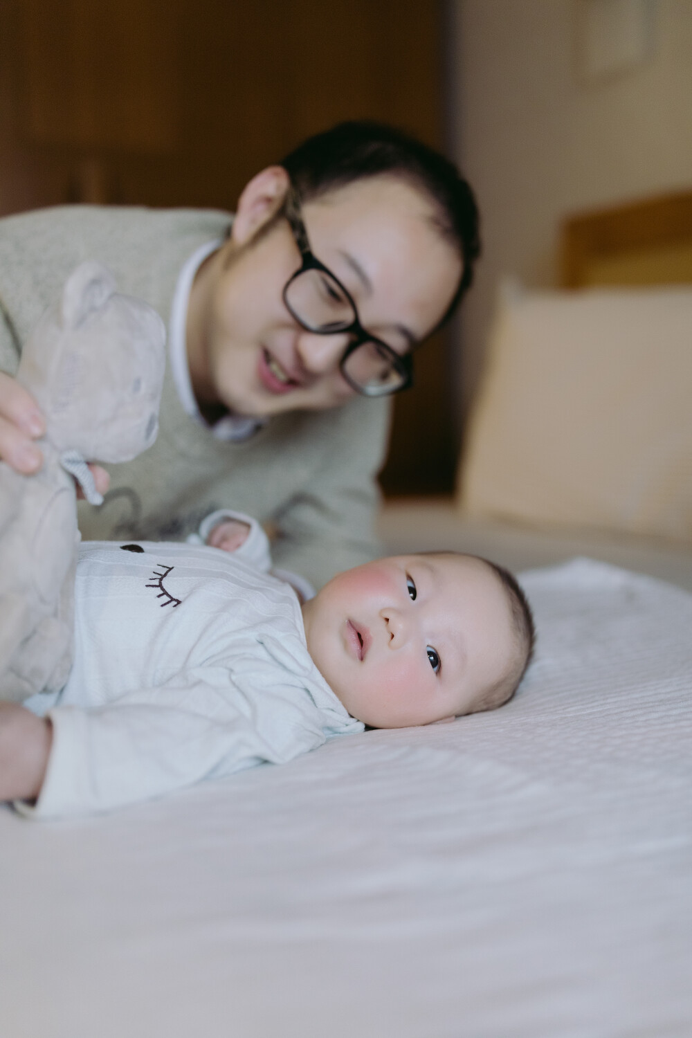 你好，了了
摄影：洪小漩
出镜：了了携家人
了了生日那天，正好是圣诞节。天空飘着雪，他爸爸妈妈忙着修热水器，于是，由他负责招待我这个初次见面的阿姨。了了很乖，不哭不闹，甚至还扬起笑脸对我小小。
白胖的小脸蛋，在空调房里，红彤彤地煞是好看。
认识了了爸爸多年，偶尔会在社交平台上刷到这大兄弟在弹奏乐器，尤其是了了妈妈孕期，他谈地格外卖力。这也给我一种误解，觉得，呵，好厉害。
但是，见面当天，我才知道，他还有很大上升空间。倒是了了妈妈，用尤克里里演奏起《葫芦娃》，嗯，可圈可点。
了了比菲比小了364天，却是一个处女座，一个天秤座。看着了了，我仿佛回到了一年前，菲比这个阶段的时候，有点想