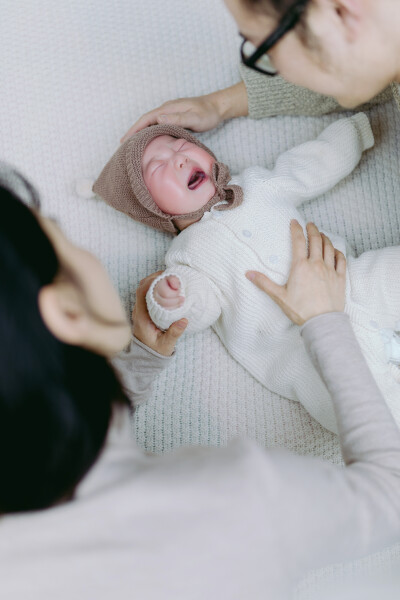 你好，了了
摄影：洪小漩
出镜：了了携家人
了了生日那天，正好是圣诞节。天空飘着雪，他爸爸妈妈忙着修热水器，于是，由他负责招待我这个初次见面的阿姨。了了很乖，不哭不闹，甚至还扬起笑脸对我小小。
白胖的…