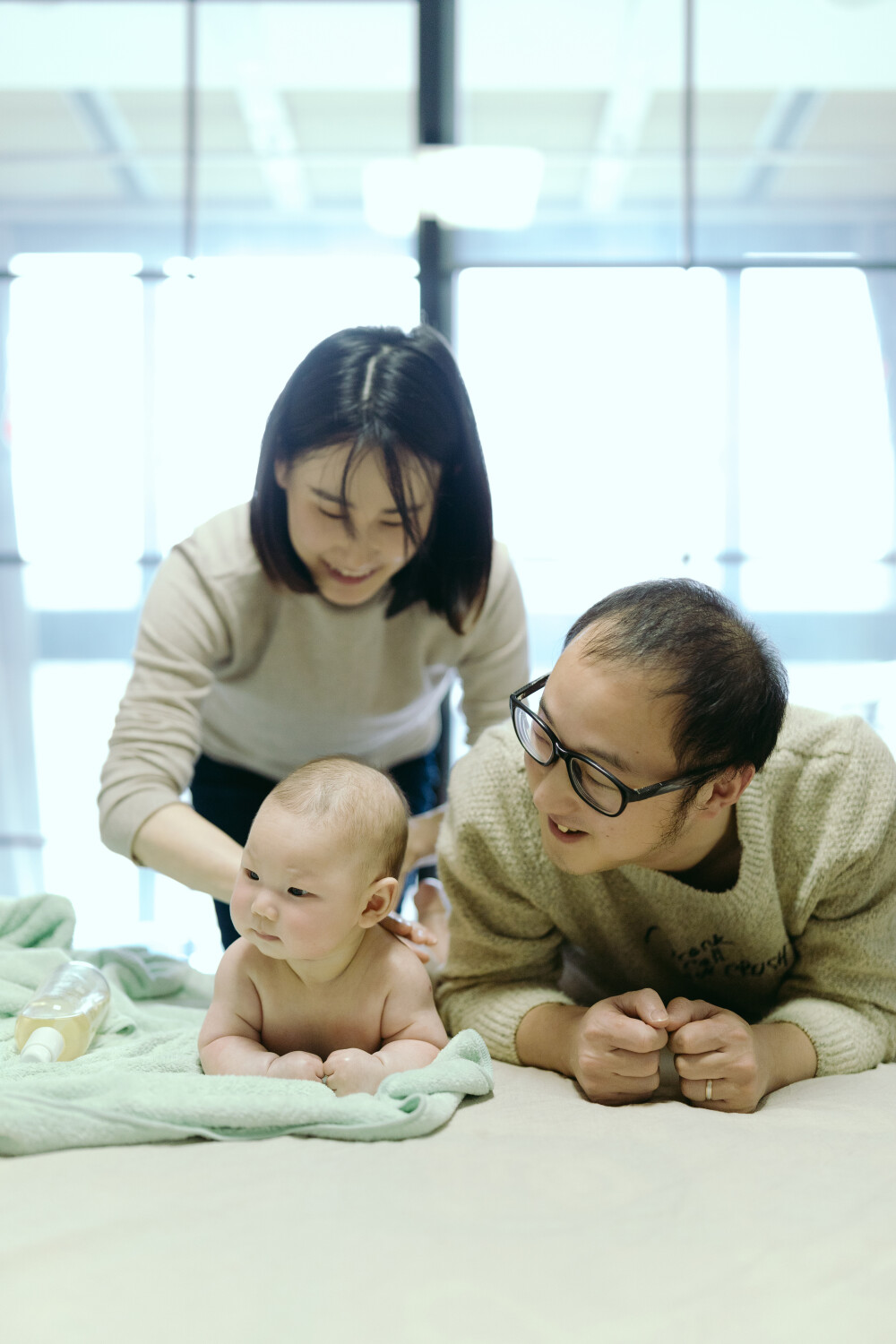 你好，了了
摄影：洪小漩
出镜：了了携家人
了了生日那天，正好是圣诞节。天空飘着雪，他爸爸妈妈忙着修热水器，于是，由他负责招待我这个初次见面的阿姨。了了很乖，不哭不闹，甚至还扬起笑脸对我小小。
白胖的小脸蛋，在空调房里，红彤彤地煞是好看。
认识了了爸爸多年，偶尔会在社交平台上刷到这大兄弟在弹奏乐器，尤其是了了妈妈孕期，他谈地格外卖力。这也给我一种误解，觉得，呵，好厉害。
但是，见面当天，我才知道，他还有很大上升空间。倒是了了妈妈，用尤克里里演奏起《葫芦娃》，嗯，可圈可点。
了了比菲比小了364天，却是一个处女座，一个天秤座。看着了了，我仿佛回到了一年前，菲比这个阶段的时候，有点想