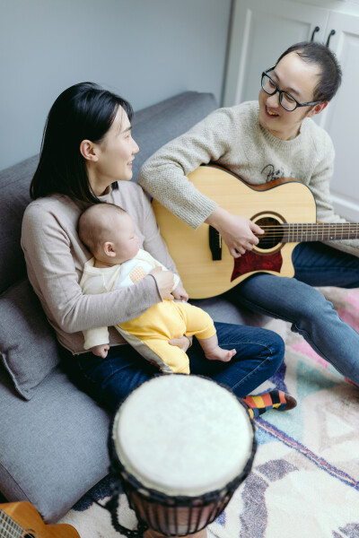 你好，了了
摄影：洪小漩
出镜：了了携家人
了了生日那天，正好是圣诞节。天空飘着雪，他爸爸妈妈忙着修热水器，于是，由他负责招待我这个初次见面的阿姨。了了很乖，不哭不闹，甚至还扬起笑脸对我小小。
白胖的…