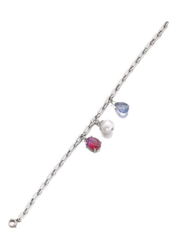 手镯镶有一颗卡博钦红宝石、一颗布里奥莱特蓝宝石和一颗水滴形珍珠。