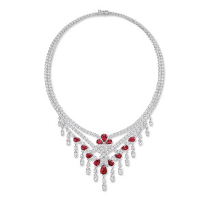 Fifth Avenue 白金项链，by Harry Winston
镶嵌水滴形切割红宝石、水滴形 Briolette 切割钻石和圆形切割钻石。