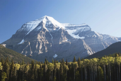 罗布森山
海拔3954公尺的罗布森山位于加拿大不列颠哥伦比亚省，是加拿大洛矶山脉的最高峰。/Michael Interisano