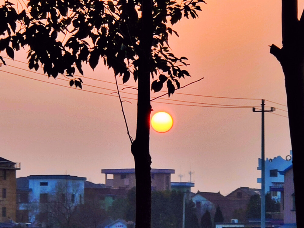 今天放学路上看到的太阳（好久没更新，最近没什么时间画画，有空了再说吧，不定期更新日常）