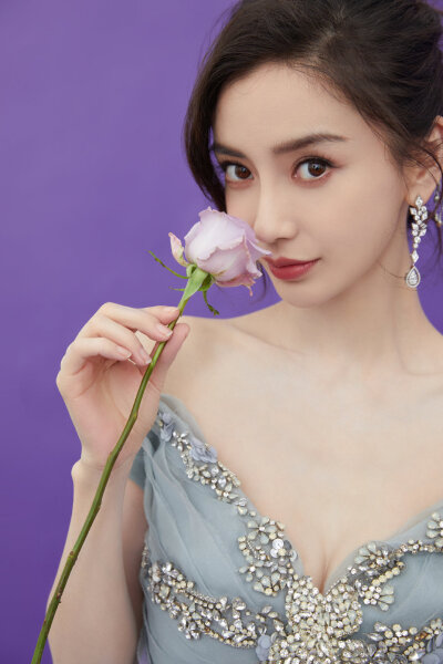 【侵权删】这里是Angelababy（杨颖）的美图啦~可甜可盐可飒你值得拥有哦！
我在豆蔻年华遇见你，想要陪你好多好多年。（图源很广，带水印，只是个人集baby美图）