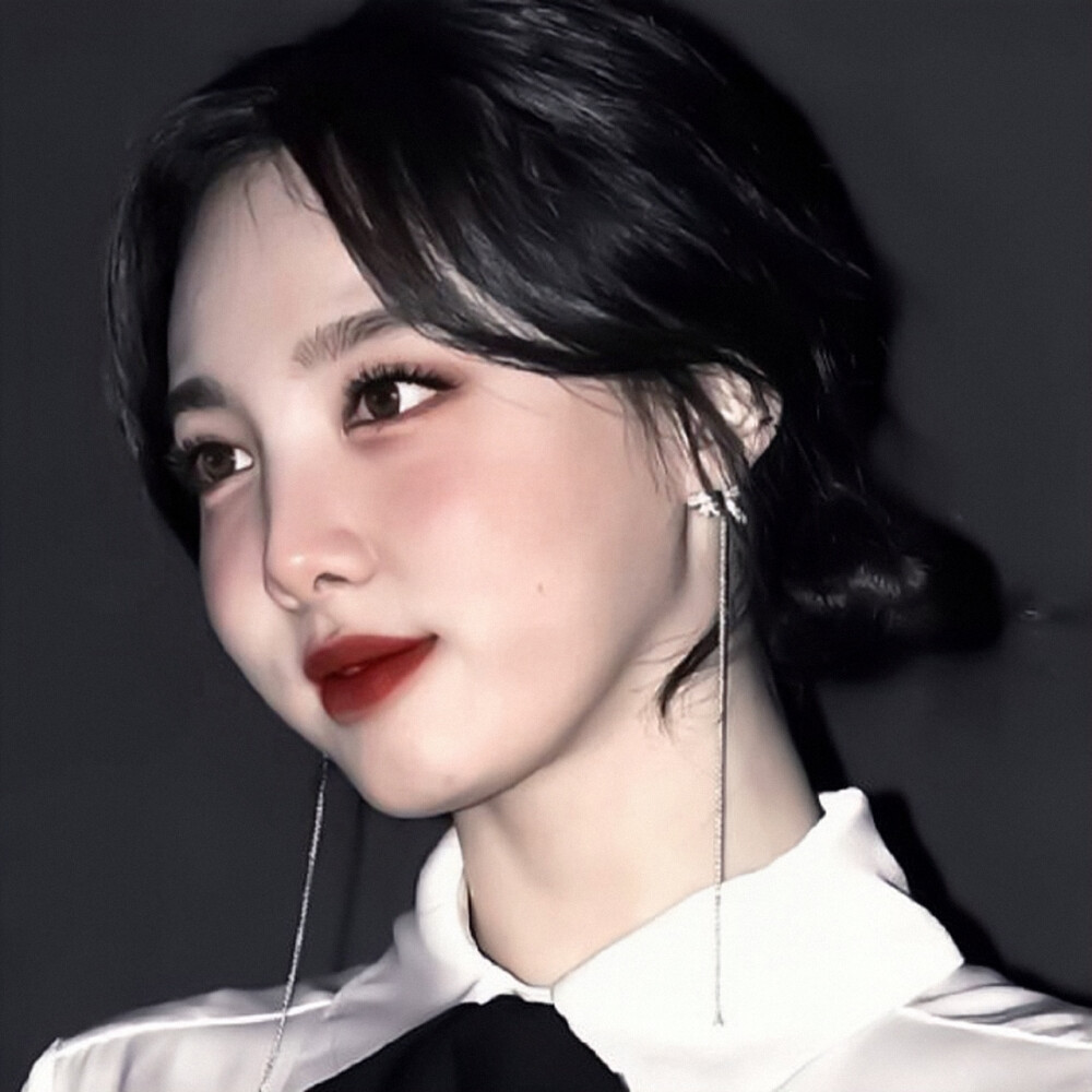 “我是谁？你又是谁？生而为人，该有多幸福？我不清楚。”
林娜琏NaYeon cr.苏稚童
