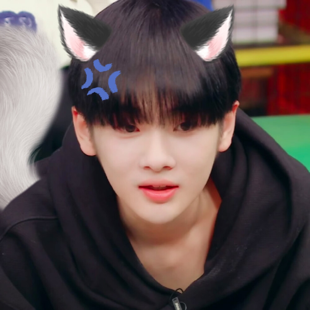 尾巴和耳朵不同色的南南猫看到你睡觉后化为人形把手指放在嘴唇上示意大家安静，刚刚安静下来两只小猫就打翻了桌子上的碗.
“嘘，姐姐睡着了……”
“真的是……”
周震南"
©江晓闻
贴纸©醒图