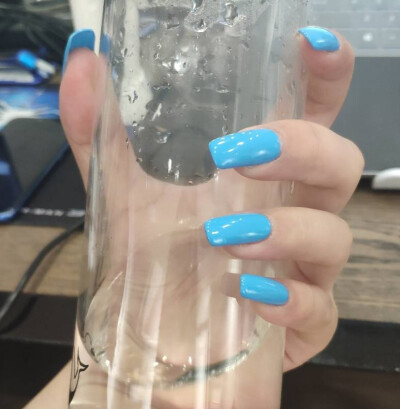 在蓝灰色背景映衬下变成蓝灰色的指甲