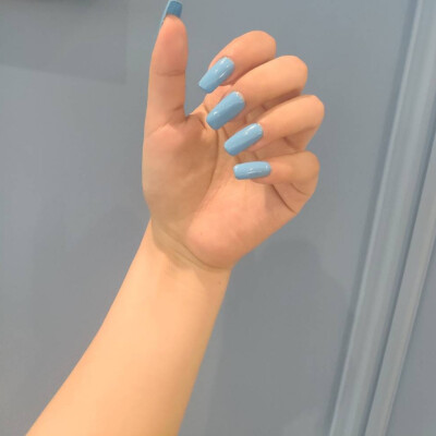 在蓝灰色背景映衬下变成蓝灰色的指甲