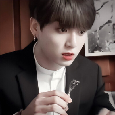 “没有没有果果才没有说怒那做的饭难吃呢.”
田柾国Jungkook cr.苏稚童