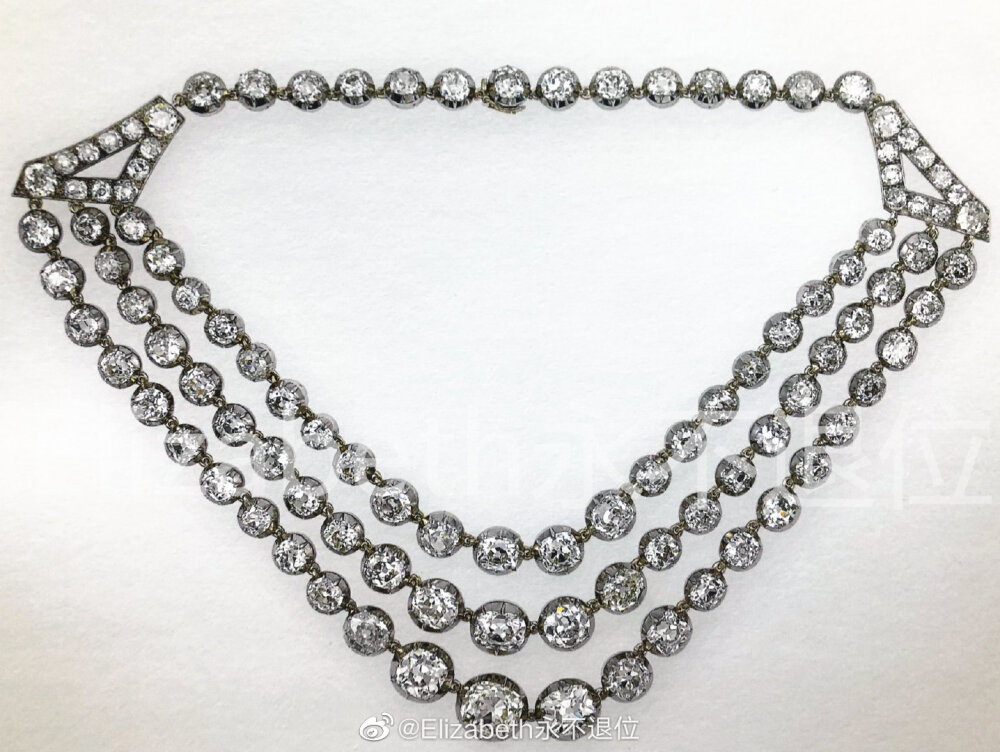 The Queen's Festoon Necklace 这条三串的钻石项链由加纳德珠宝制作于1950年，是乔治六世为大女儿伊丽莎白特别定制的。项链上所使用的105颗钻石全部是王室的收藏，早在1911年就被玛丽王后指定为传家宝。这条钻石项链是由三条渐变的钻石链组成，它们被悬挂于两侧的三角形扣环上，并由一条带扣环的背链连接，长26.5cm。都是简单粗暴的大钻石啊，女王登基之后佩戴出镜率一直都挺高的，尤其是登基初期至80年代这段时期，后来老太太佩戴次数虽不比之前，但还是经常能见她戴的。最近的一次出镜还是在2018年10月荷兰国王访英的国宴上，但感觉过不了多久就会再次见到它的