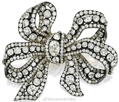 Princess Marina's Diamond Bow Brooch 这枚精美华丽的钻石蝴蝶结胸针制作于19世纪中期，最早的主人是俄国弗拉基米尔大公夫人玛丽亚·帕夫洛夫娜。胸针为双丝带蝴蝶结设计，上面镶嵌有多颗老式切割与梨形切割钻石，总…