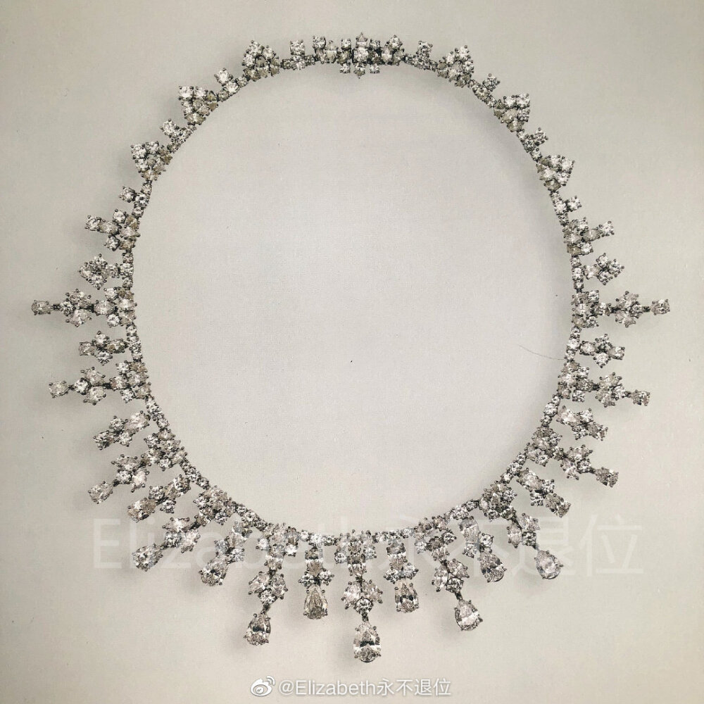 The Queen's King Khalid Necklace 这条精致的钻石流苏项链是女王1979年2月中东之行到访沙特时沙特国王哈立德（1975-1982年在位）赠送给她的礼物。制作于1977年左右，出自美国著名珠宝商海瑞·温斯顿，这也是沙特王室自上世纪60年代开始一直偏爱的珠宝品牌。项链的造型方面，由镶嵌在白金中的钻石制成，共镶嵌有20颗梨形钻石吊坠，它们从钻石的中央环带向外辐射，长40cm。女王自上世纪80年代开始经常佩戴出镜，通常都与钻石吊灯耳环相搭配，最近一次见老太太佩戴是在2018年的年度外交招待会。