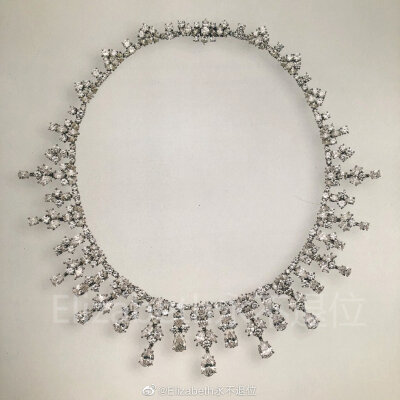 The Queen's King Khalid Necklace 这条精致的钻石流苏项链是女王1979年2月中东之行到访沙特时沙特国王哈立德（1975-1982年在位）赠送给她的礼物。制作于1977年左右，出自美国著名珠宝商海瑞·温斯顿，这也是沙特王室…