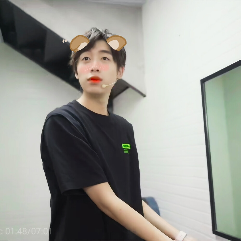 中国boy是只跨种族交流的交际花，却还是在看到你的时候脸红.
“姐姐”
中国BOY"
自截自调
贴纸©醒图