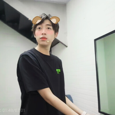 就是要搞狗勾眼！！
中国BOY"
自截自调
贴纸©醒图