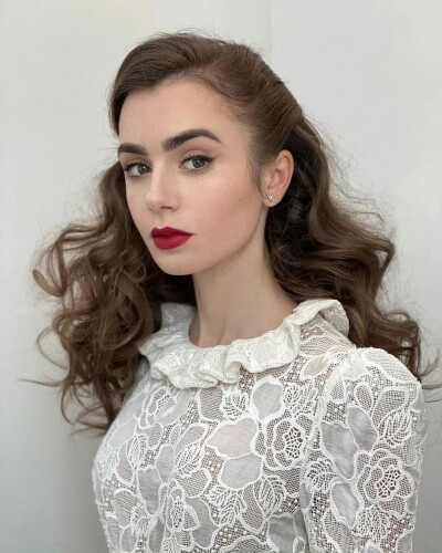 Lily Collins
艾米丽在巴黎
超美(⑉°з°)-♡