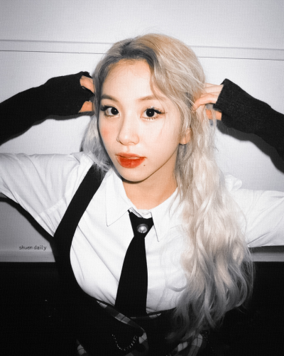 ChaeYoung:Curly hair、Necktie、My lover.