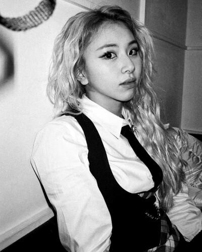 ChaeYoung:Curly hair、Necktie、My lover.