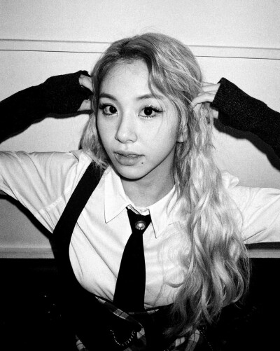 ChaeYoung:Curly hair、Necktie、My lover.