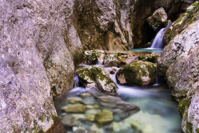 幽静的溪谷
潺潺小溪流过义大利库科山东侧的佛雷度峡谷。/Lorenzo Mattei