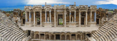 希拉波利斯
建于公元前2世纪的希拉波利斯在古希腊与古罗马时期曾是个热门的温泉小镇。/Ivan Vdovin