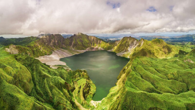 皮纳图博湖
深达800公尺的皮纳图博湖是菲律宾最深的湖泊，形成于1991年的皮纳图博火山喷发。/ Amazing Aerial Agency