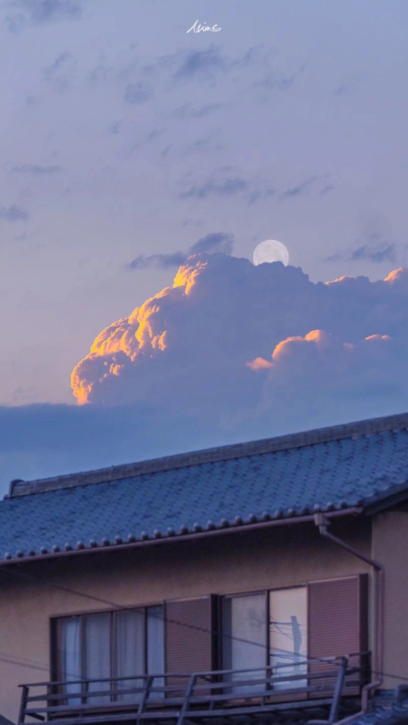 城市小镇的天.
（从第二张开始往后数三张是在日本拍的
最后三张是摄影师在外国小镇拍的.）