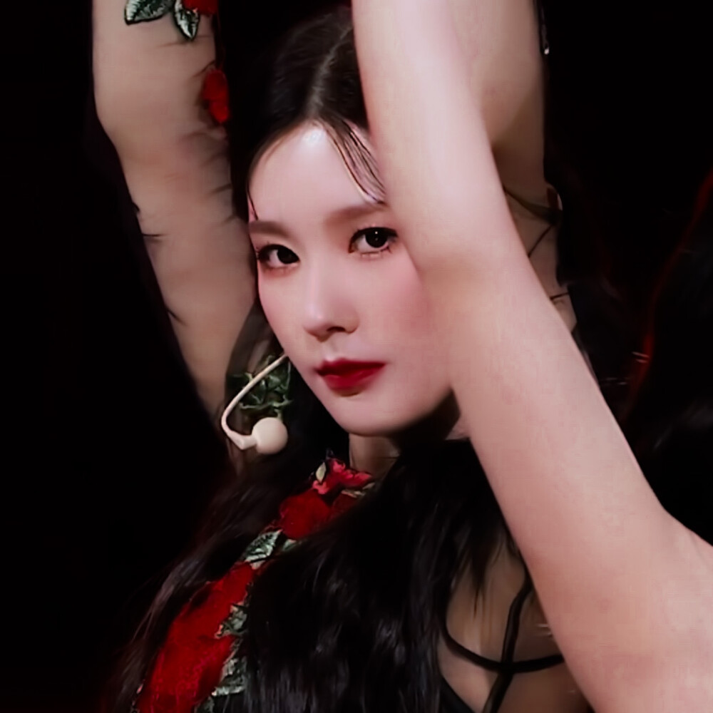 “神明落了泪，溺死了我的玫瑰”
cr . 江晏