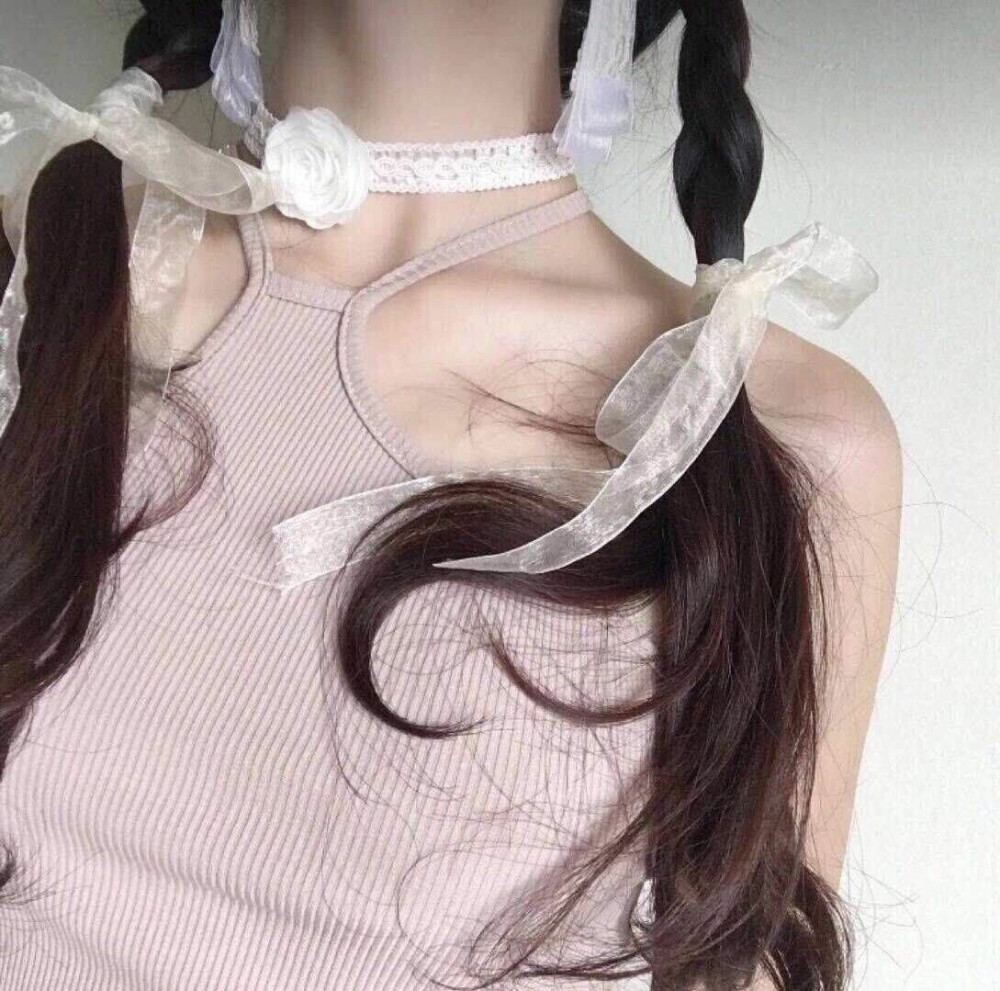 真人女生头像半身女头拿图点赞