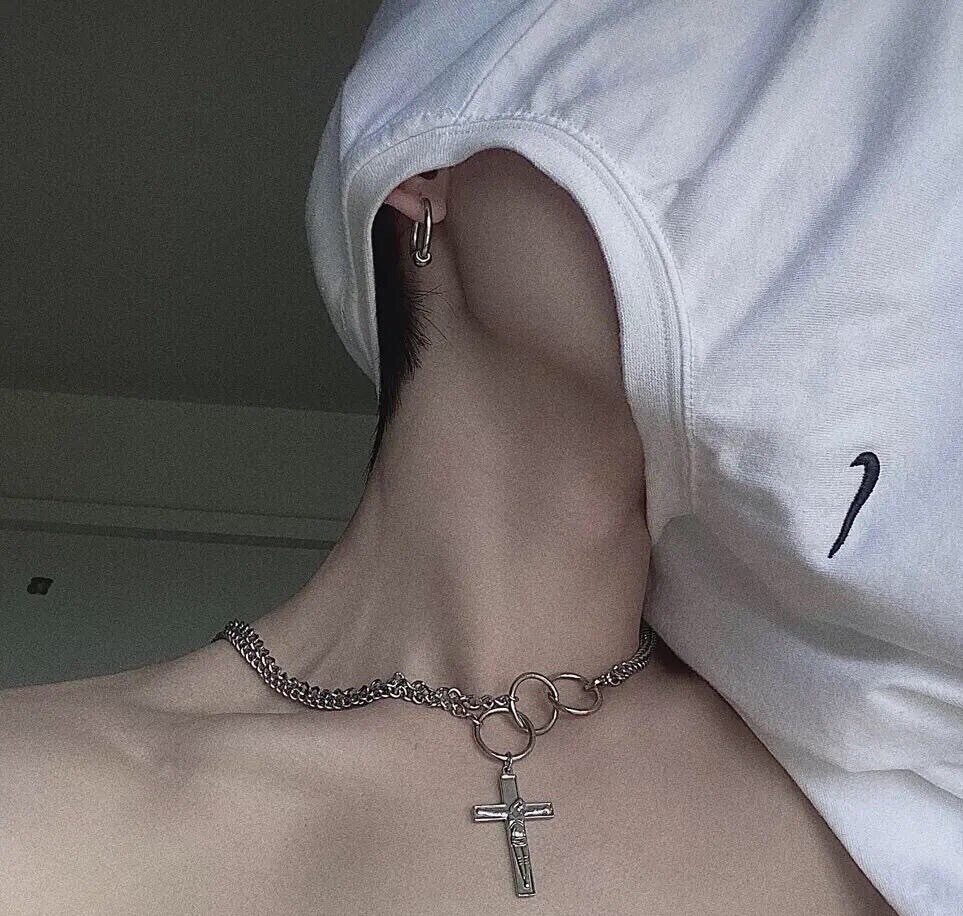 真人男生头像半身男头拿图点赞