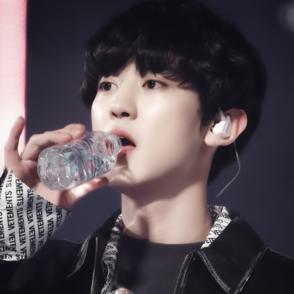 以腐朽的钢琴演奏热爱
Park Chanyeol 朴灿烈
cr.SPUNKY_ACTION_BABY
©闵雨汐