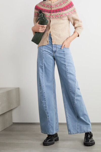 在 Molly Goddard 的设计中，欢乐与妙趣是永恒的主题。这款费尔岛杂色针织开襟衫以柔软的羊毛织就，略显宽松的衣身设有利落的七分袖。建议搭配牛仔裤和布洛克鞋。