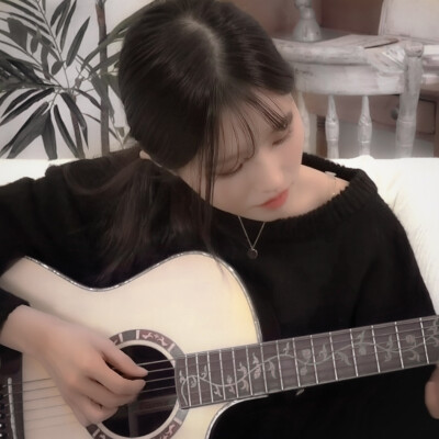 
属于海风的盛夏永远不会缺席（play the guitar）# 原截许秋泽
