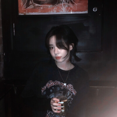 **The Love Story in the Internet Bar*/