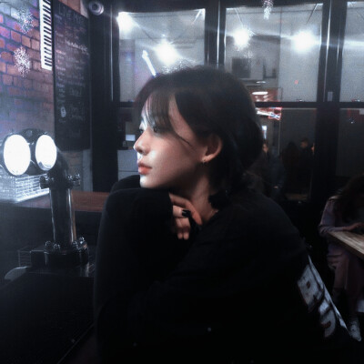 **The Love Story in the Internet Bar*/