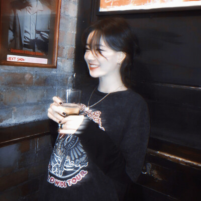 **The Love Story in the Internet Bar*/