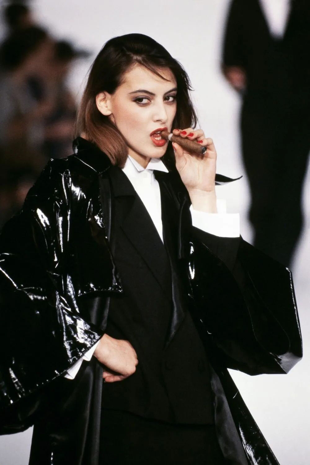 t台上抽着雪茄的法国名模inès以雪茄演绎烟视媚行