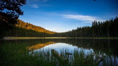 一组优胜美地公园卢肯斯湖风景5k高清动态壁纸分享给大家，美国优胜美地国家公园因其壮美的瀑布，巍峨的深谷，雄伟的冰川，花岗岩峭壁，巨大的红杉林，湖泊，辽阔的荒野地区等而闻名于世，优美的自然景色令人沉醉其中…