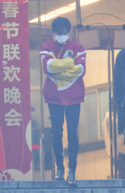 易烊千玺 22.01.23 春晚联排下班
cr.少年意气_4444x