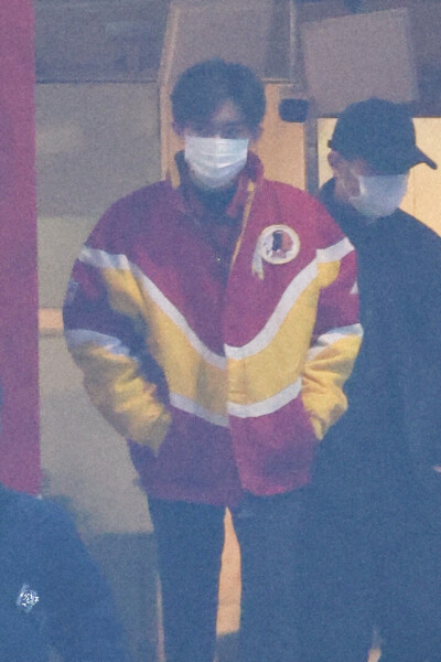 易烊千玺 22.01.23 春晚联排下班
cr.少年意气_4444x