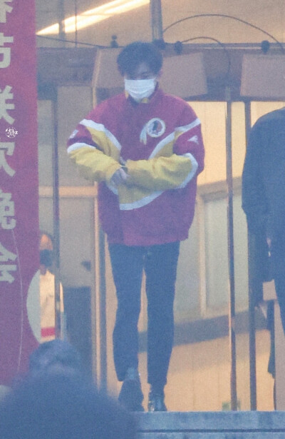 易烊千玺 22.01.23 春晚联排下班
cr.少年意气_4444x