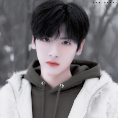 
“世界微尘里，吾宁爱与憎”
“新世界向你发出邀请”
▶翟潇闻
